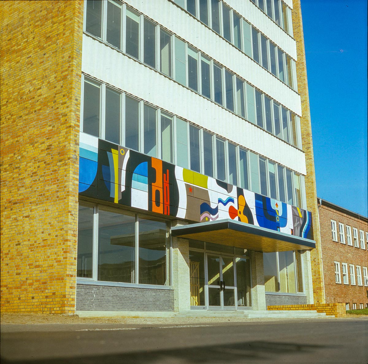 Lutz Rudolph, Fassadengestaltung Emailrelief VEB Volkswerft Stralsund, 1973.